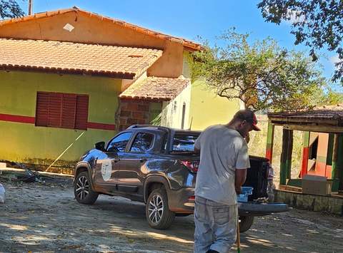Voluntário durante a limpeza do terreno