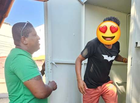 Atendido saindo da unidade móvel do Direito ao Banho
